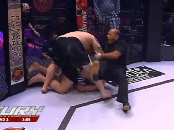 MMA: com golpe giratório brutal, peso-pesado nocauteia adversário e faz árbitro cair; assista