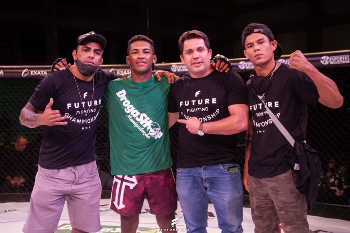 Mateus (de camiseta verde) com sua equipe após uma vitória (Foto Future MMA)
