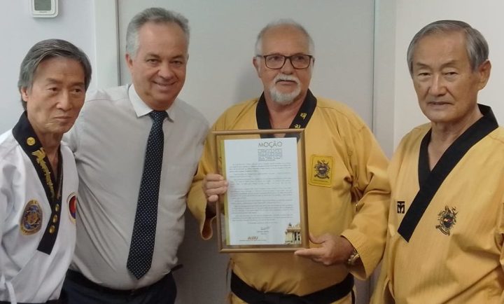 Vice-presidente da Federação de Taekwondo Carioca (FTRJ) recebe moção na Alerj