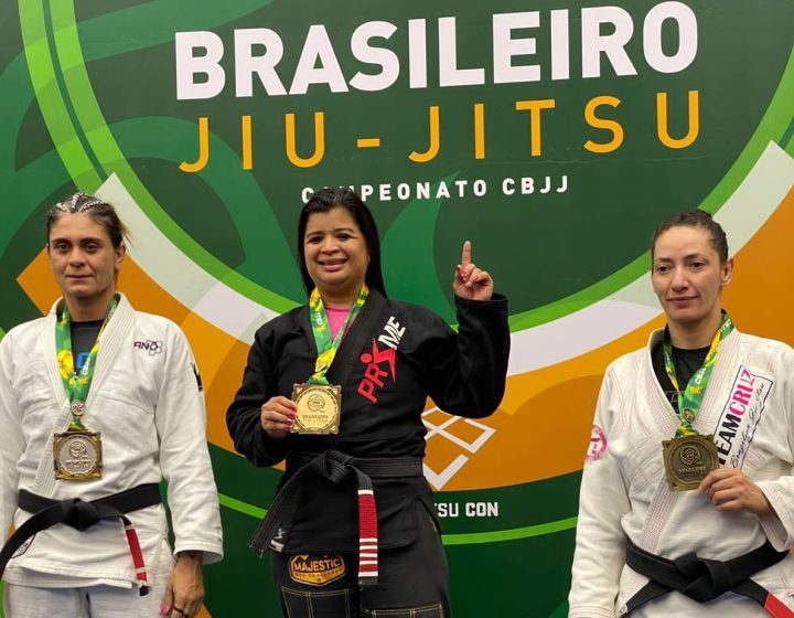 Faixa-preta Juliana Aleixo no topo do pódio no Brasileiro de Jiu-Jitsu 2022 (Foto arquivo pessoal)