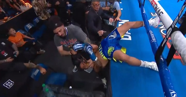 Lutador foi nocauteado em duelo de Boxe e caiu para fora do ringue, mas foi salvo por fotógrafo (Foto: Reprodução)