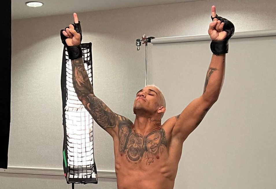 Após trauma de perder o cinturão, Charles do Bronx revela como se motivou para brilhar no UFC 274; assista