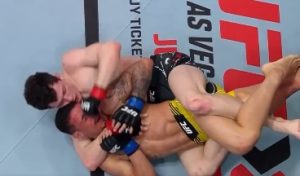 Hooper foi mais contundente e venceu o brasileiro Felipe Cabocão no UFC Vegas 55 (Foto: Reprodução)