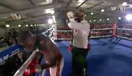Atordoado, lutador de Boxe na África do Sul aplica golpes no vazio em cenas assustadoras; assista