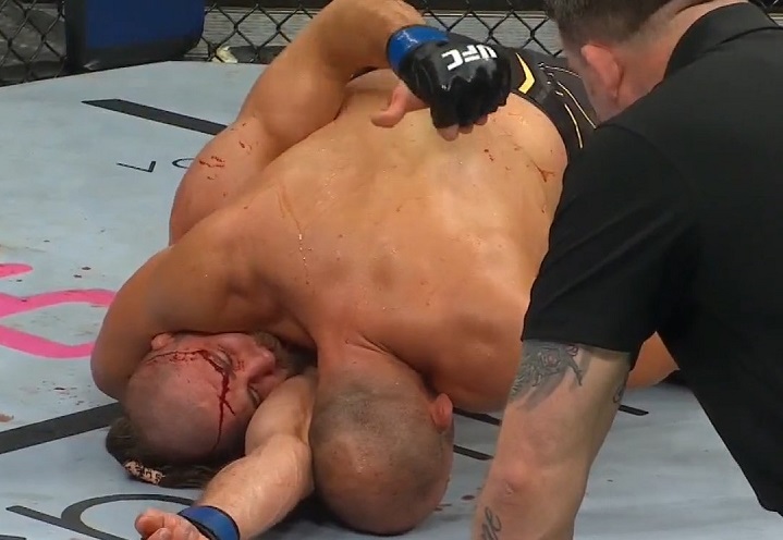 UFC 275: árbitro esclarece polêmica sobre supostos ‘tapinhas’ de Jiri Prochazka em luta contra Glover