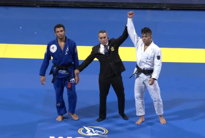 Simpliciomendense é campeão mundial faixa azul de JIU JITSU