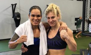 Amanda Nunes e Kayla Harrison foram parceiras de time na ATT (Foto: Reprodução)