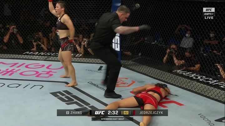 UFC 275: Weili Zhang nocauteia Joanna Jedrzejczyk de forma espetacular e aposenta a polonesa; assista