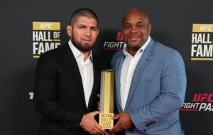 Khabib e Cormier estão no Hall da Fama do UFC após cerimônia em Las Vegas (EUA) (Foto: Divulgação/UFC)