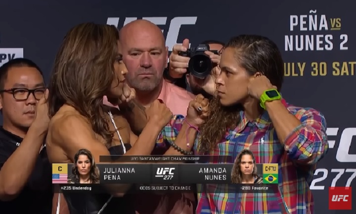 UFC 277: Amanda e Peña fazem encarada ‘tensa’ e Dana White toma ‘susto’ com pesos-pesados; veja