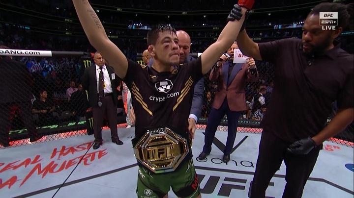 Brandon Moreno nocauteou Kai Kara-France e conquistou cinturão interino peso-mosca no UFC 277 (Foto: Reprodução/UFC)