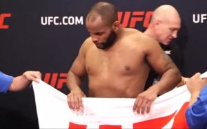 Daniel Cormier contou com auxílio da toalha para bater o peso em luta contra Anthony Johnson no UFC 210 (Foto: Reprodução/UFC)