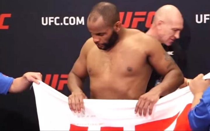 Cormier admite que ‘trapaceou’ com toalha para bater peso no UFC 210: ‘Sou um cara de sorte’