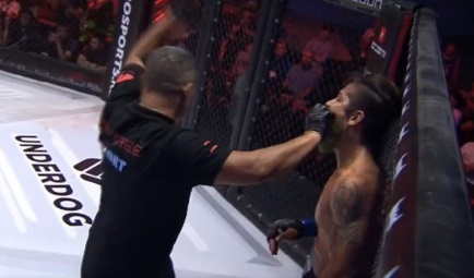 Em evento de MMA no Cazaquistão, brasileiro denunciou o próprio nocaute (Foto: Reprodução)
