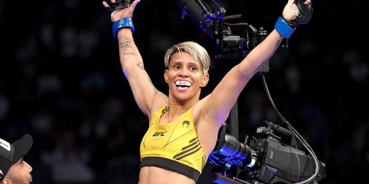 Amanda Lemos brilhou no co-main event do UFC Long Island ao finalizar Waterson (Foto: UFC)