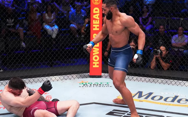Brasileiro Cláudio Ribeiro levou apenas 25 segundos para nocautear oponente no Contender Series e conseguir contrato com o UFC (Foto: Chris Unger/Zuffa LLC)