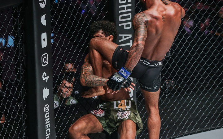 Demetrious Johnson derrota russo e segue como rei dos moscas