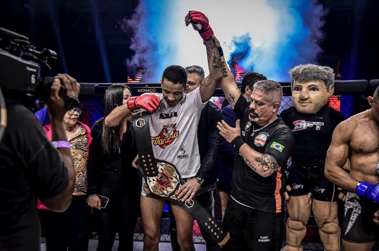 SFT 37: Carlos Prates vence Charles Oliveira por nocaute, fatura cinturão de MMA e se torna campeão duplo do evento