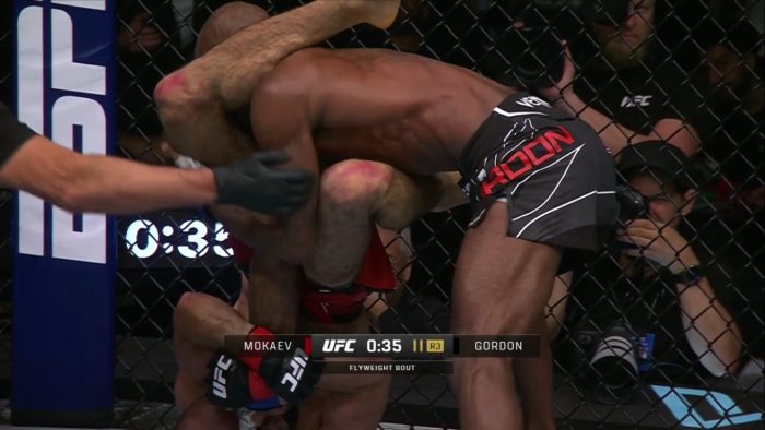 Vídeo: faixa-roxa de Jiu-Jitsu finaliza faixa-preta em confronto animado no UFC 280; assista