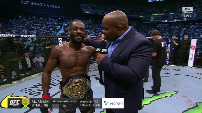 Sterling deu show no UFC 280 e segue com o cinturão peso-galo (Foto reprodução)