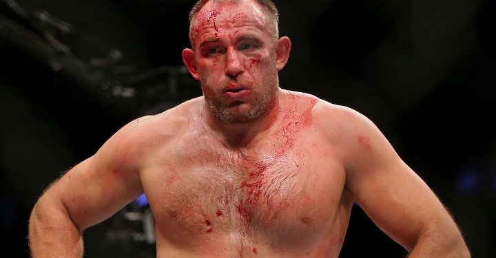 Aos 45 anos, Alexey Oleynik foi dispensado pelo UFC após sequência de maus resultados (Foto: Divulgação/UFC)