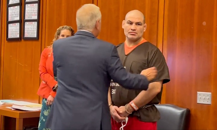 Vídeo: preso há quase oito meses, Cain Velásquez surge algemado em rara aparição; assista
