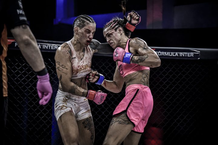Fernanda Barbosa (de rosa) dominou Mayra Cantuária na luta principal (Foto SFT)