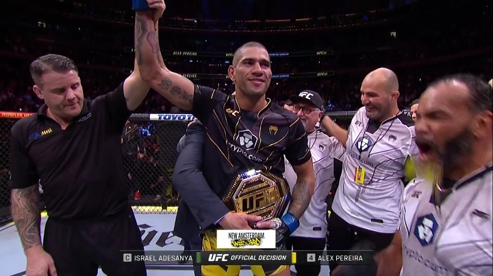 Alex Poatan nocauteou Israel Adesanya no UFC 281 e conquistou o cinturão peso-médio (Foto: Reprodução/UFC)