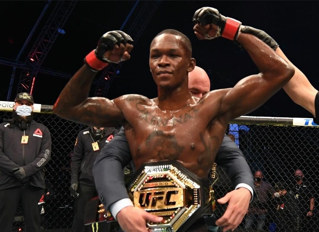 Israel Adesanya é o atual campeão peso-médio do UFC (Foto: Divulgação/UFC)