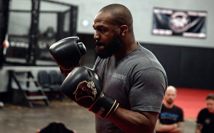 Ex-campeão do UFC diz que Jon Jones não deve retornar ao MMA e afirma: ‘Ele tem medo de perder’
