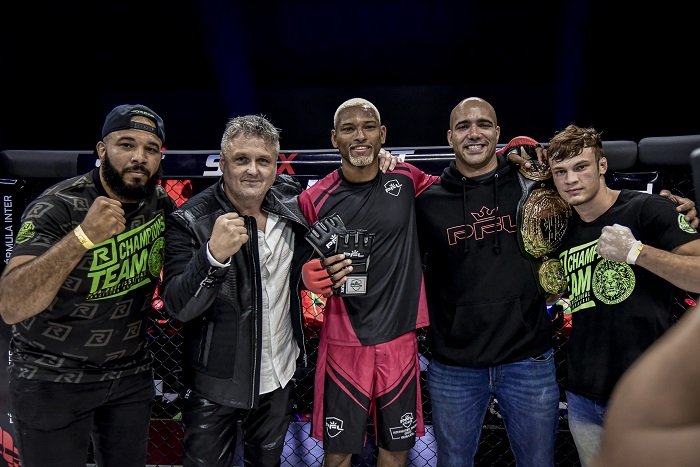 Paulo com sua equipe, David Hudson à esquerda e Bruno Cappelozza (campeão da PFL) à direita do lutador (Foto SFT)