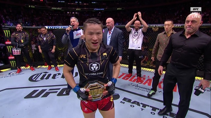 Weili Zhang finalizou Carla Esparza no UFC 281 e conquistou o cinturão peso-palha feminino (Foto: Reprodução/UFC)