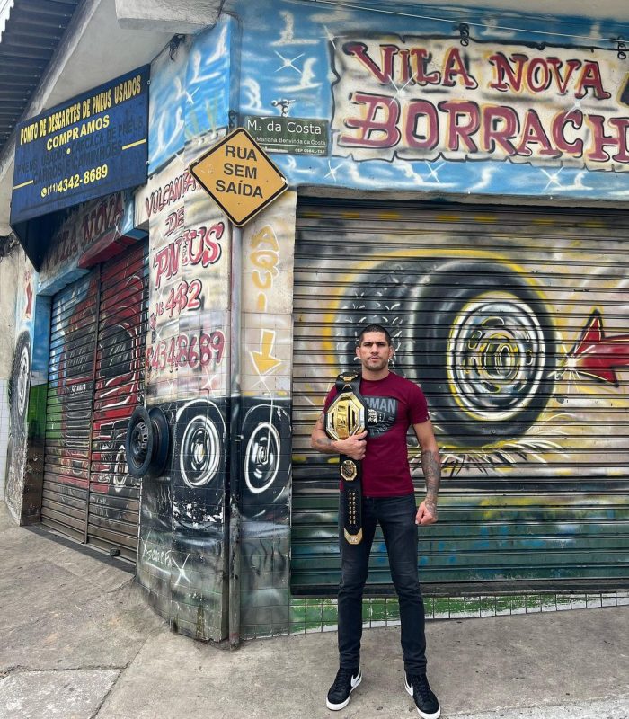 Alex Poatan em frente à borracharia onde ele trabalhou (Foto reprodução Instagram)