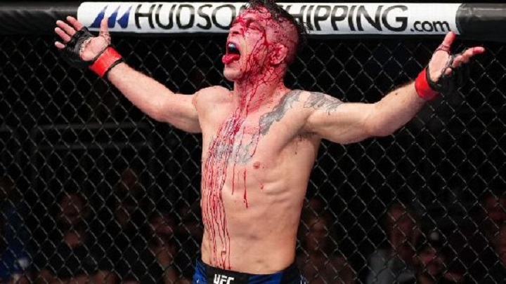 Derrotado no UFC Orlando, Darren Elkins terminou o combate ensanguentado (Foto: Divulgação/UFC)