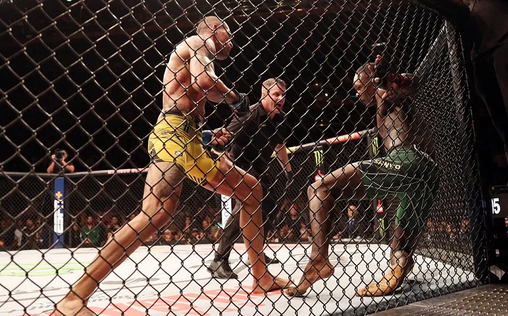 Israel Adesanya confessou que já viu nocaute de Alex Poatan "mais de 20 vezes" (Foto: Divulgação/UFC)