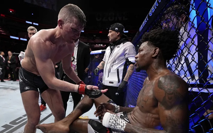 Kevin Holland sofreu lesão na mão durante duelo contra Stephen Thompson no UFC Rio (Foto: Divulgação/UFC)