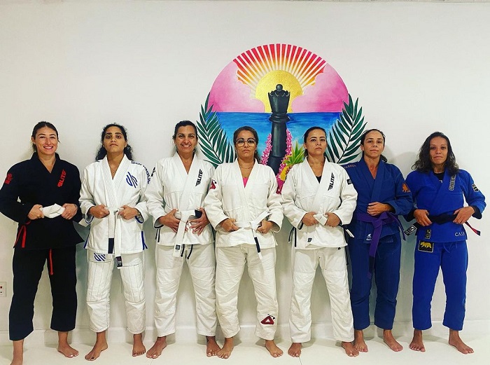 Aline com turma feminina de Jiu-Jitsu no Havaí (Foto reprodução Instagram)