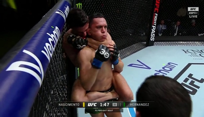 Vídeo: Allan Puro Osso encaixa mata-leão e finaliza americano no primeiro round do UFC Vegas 67