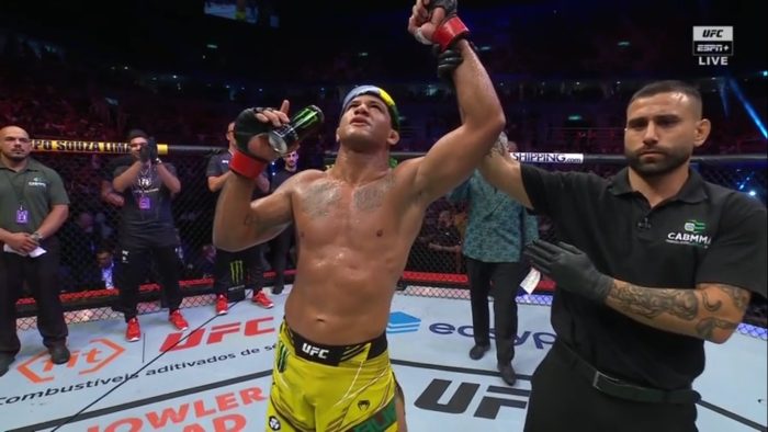 Vídeo: Gilbert Durinho finaliza Neil Magny no UFC Rio e desafia Colby Covington
