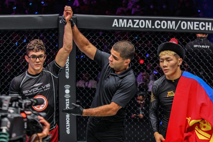 Mikey Musumeci dá show e mantém título de grappling do ONE em evento com três cinturões em jogo