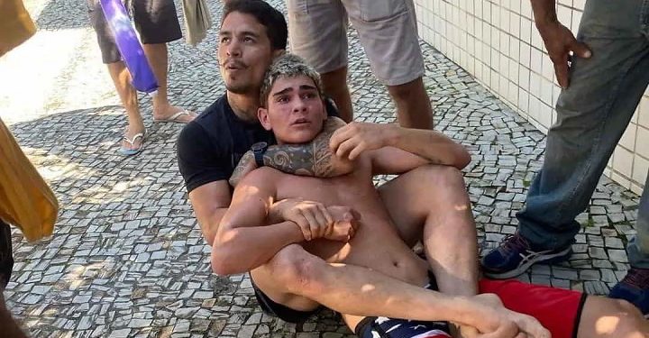 Lutador brasileiro ex-UFC imobiliza e entrega homem à polícia após suposto assalto no Rio; assista 1 Com passagem pelo UFC, Felipe Cabocão imobilizou homem após suposto assalto no Rio de Janeiro (Foto: Reprodução/Instagram)