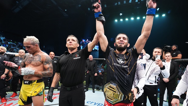 Islam Makhachev conquistou o cinturão peso-leve em outubro do ano passado (Foto: Divulgação/UFC)