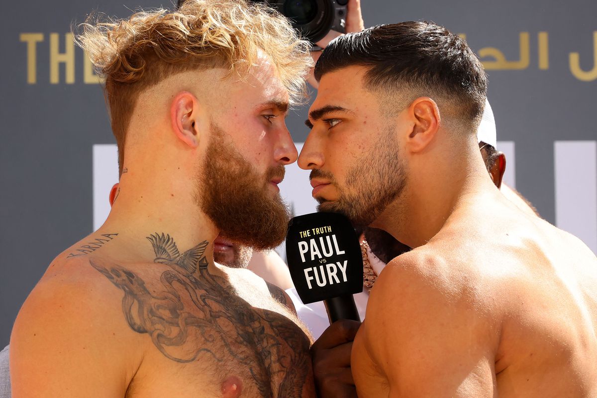 Após meses de espera, Jake Paul e Tommy Fury se enfrentam neste domingo (25); veja onde assistir