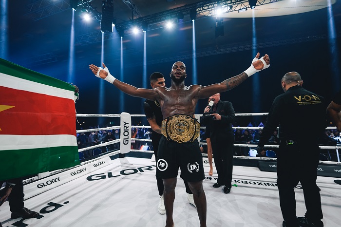 GLORY 83: cinturão meio-pesado muda de dono após interrupção por corte profundo na canela do campeão
