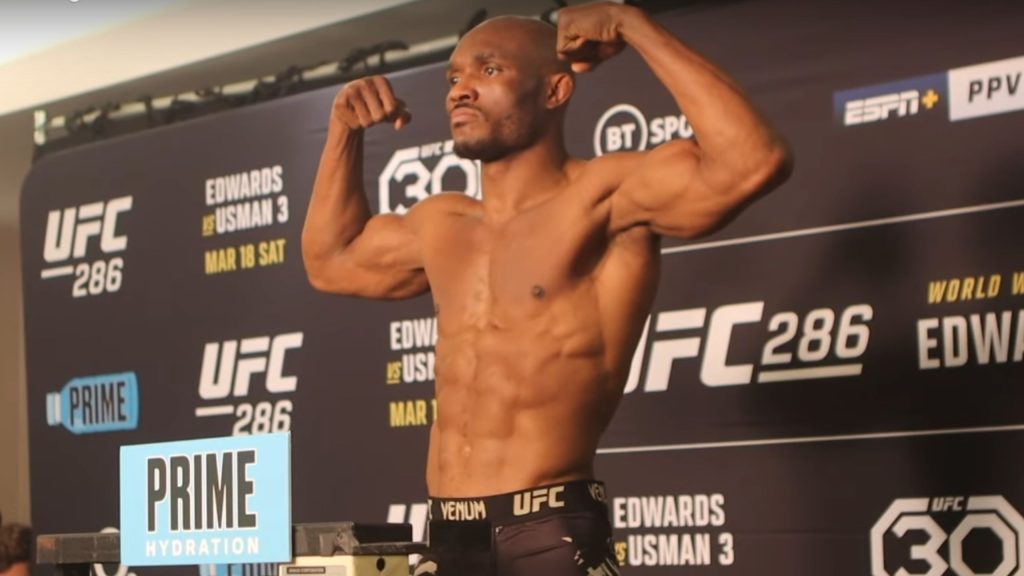 Kamaru Usman, que tenta recuperar o cinturão no UFC 286, foi bem na balança (Foto: Reprodução/YouTube)