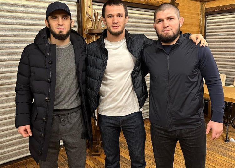 Usman ao lado dos primos Makhachev e Khabib (Foto: Reprodução/Instagram)