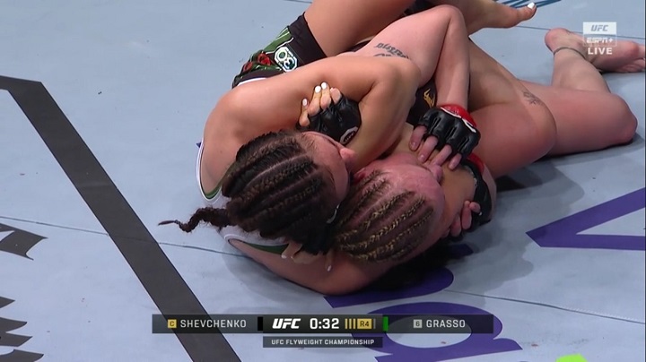 Alexa Grasso aplicou belo mata-leão para finalizar Valentina Shevchenko (Foto: Reprodução/UFC)