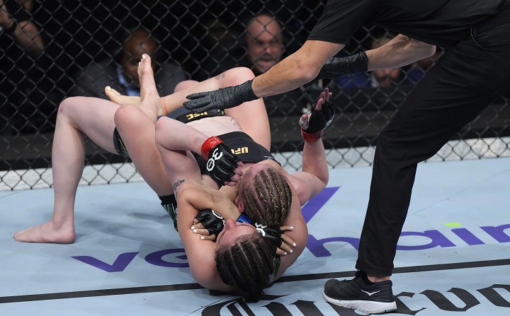 Alexa Grasso conquistou o cinturão peso-mosca ao finalizar Valentina Shevchenko no UFC 285 (Foto: Divulgação/UFC)