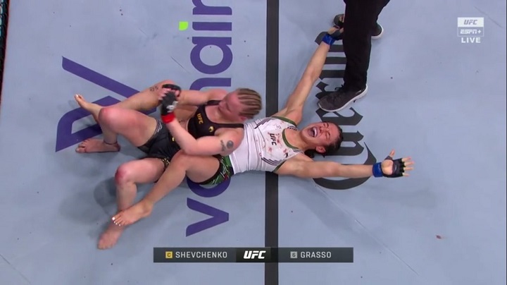 UFC 285: Alexa Grasso ‘choca o mundo’, finaliza Shevchenko e conquista cinturão peso-mosca; confira