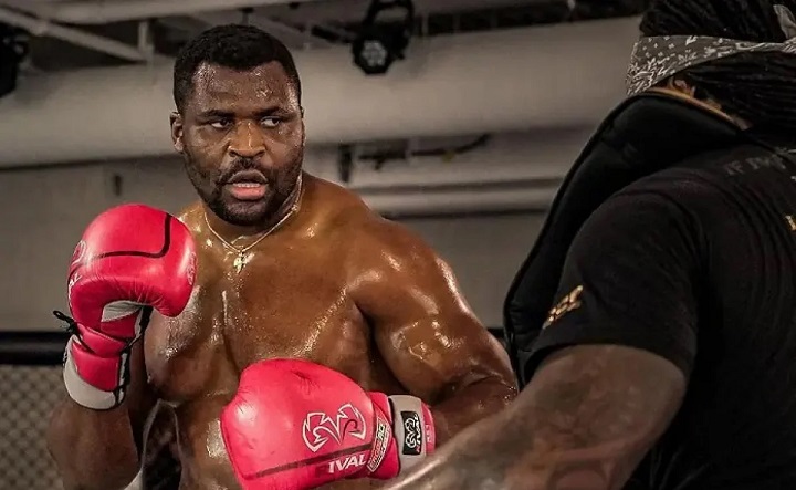 Contratado pela PFL, Francis Ngannou também poderá fazer lutas de Boxe (Foto: Reprodução)